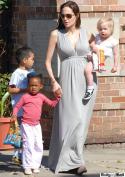 Citeste mai multe detalii despre articolul: 1,2,3,4,5 ...... 6! Angelina Jolie mai vrea un copil!