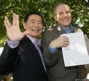 Citeste mai multe detalii despre articolul: George Takei, ex Star Trek, s-a casatorit cu partenerul de o viata